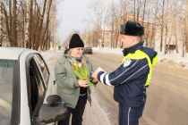 В Кудымкаре госавтоинспекторы поздравили автолюбительниц с весенним праздником