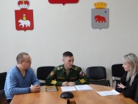 В Кудымкарском муниципальном округе, как и в других регионах России, продолжается информационно-агитационная работа по набору граждан на военную службу по контракту.