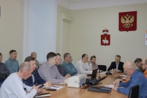 В администрации Кудымкарского муниципального округа состоялось очередное аппаратное совещание с руководителями учреждений краевого, федерального подчинения и руководителями предприятий коммунального комплекса по итогам месяца.