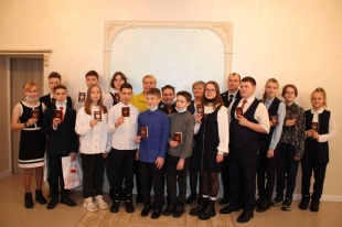 В администрации города Кудымкара юным горожанам вручили паспорта